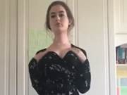 外國妞房間脫衣服展現自己的身材
