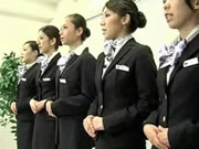 多名日本空姐示範正確的搶救乘客